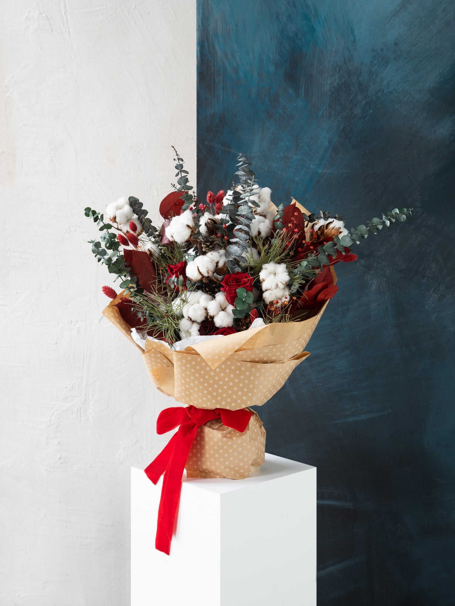 зимовий букет з бавовною стабілізованими трояндами та евкаліптом подарункові букети