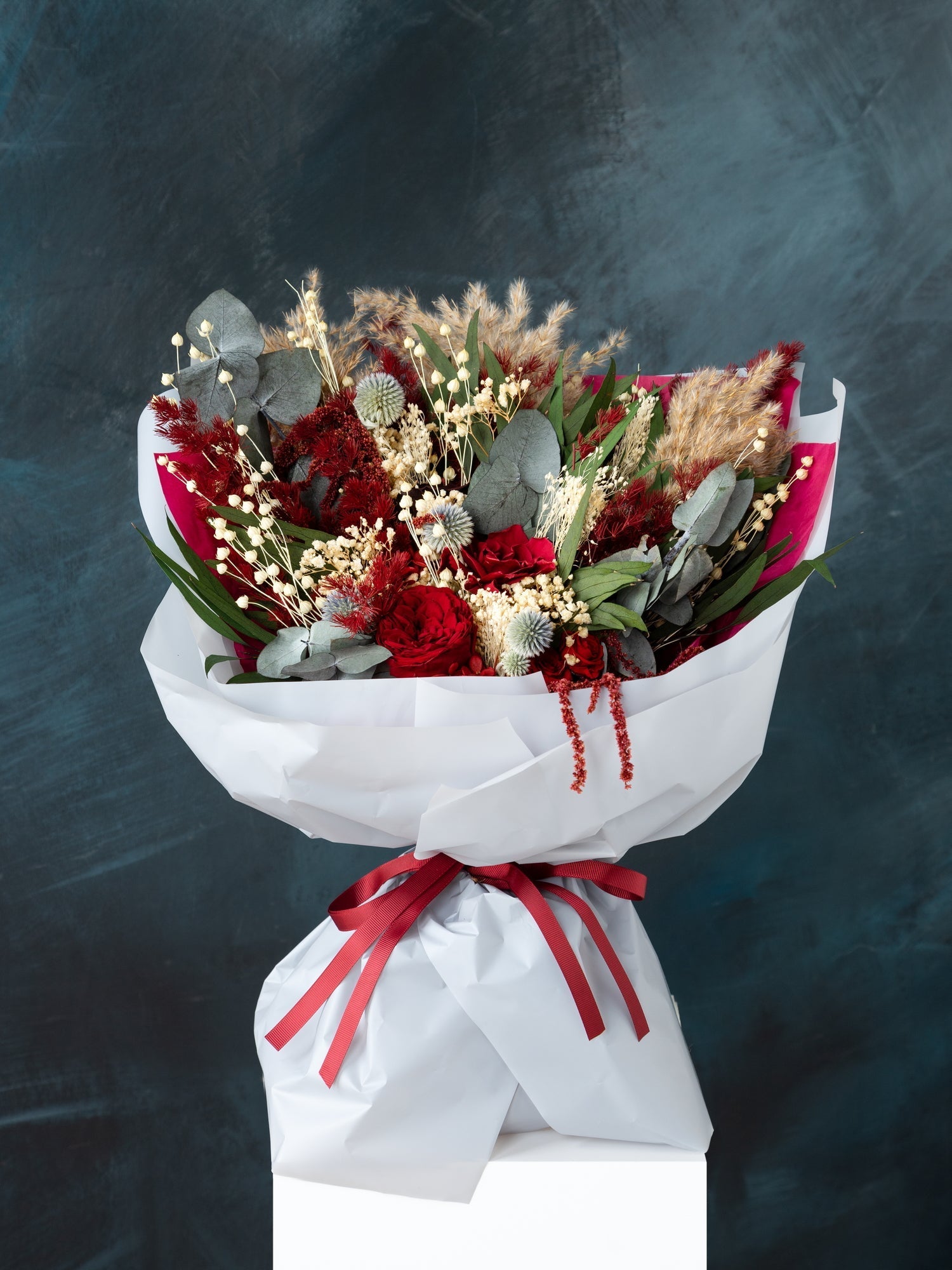 Бордовий букет із евкаліпту та стабілізованих троянд - DecorFlowerBar