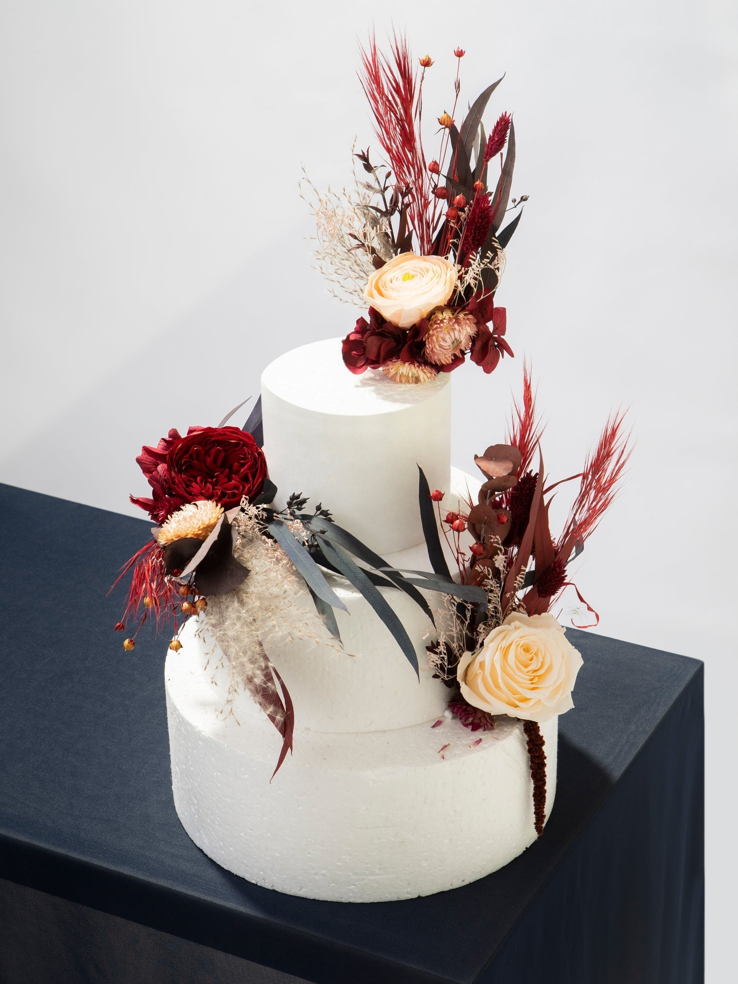 Бордово-синій декор на весільний торт - DecorFlowerBar
